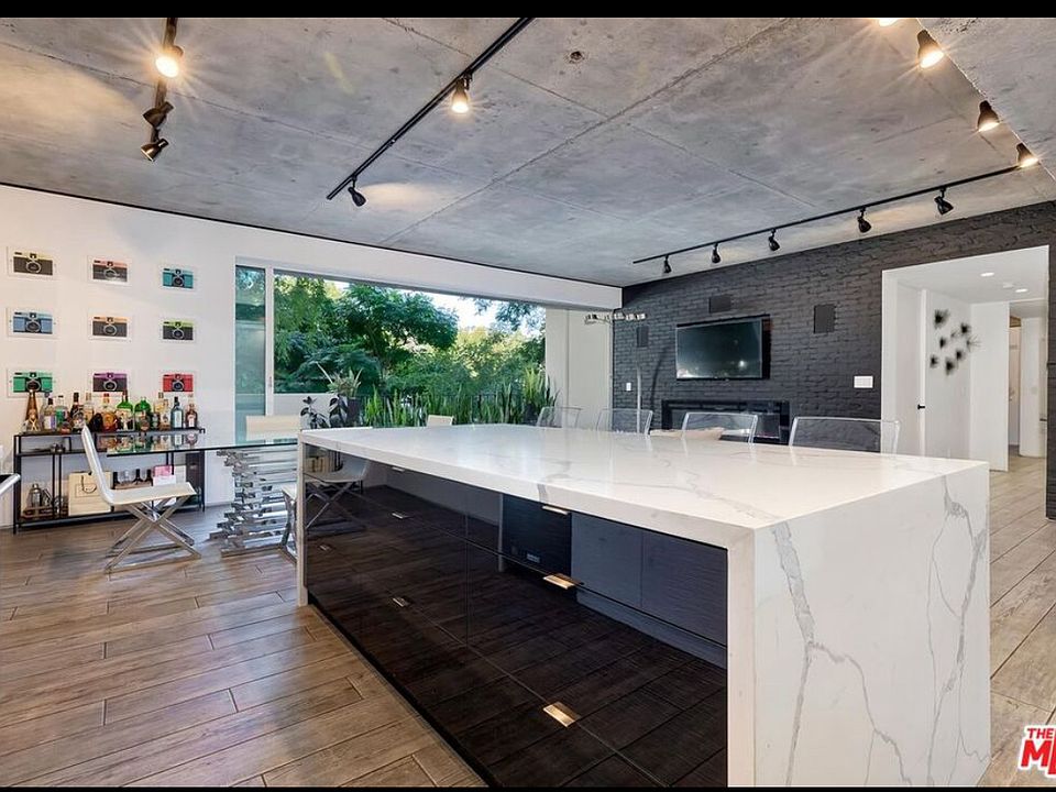 1st image of 818 N Doheny Dr