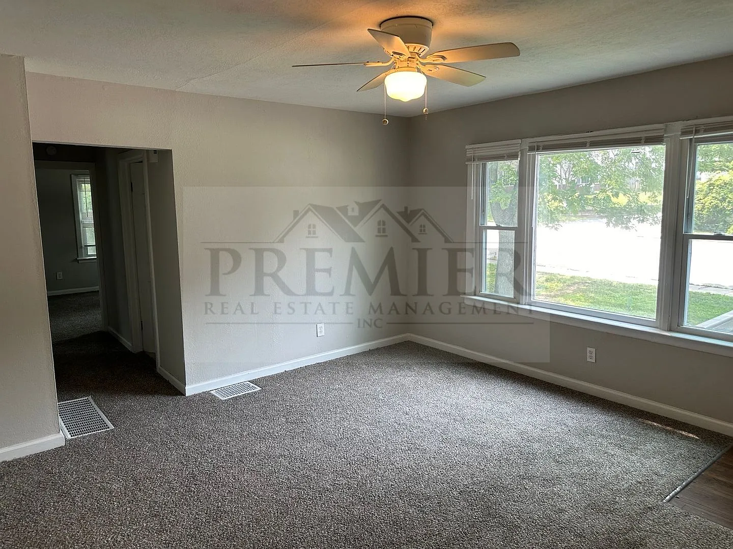3305 S Sterling Ave, Independence, MO 64052 Rent $1499 Nice 3 bed / 1 bath house — Photo 4