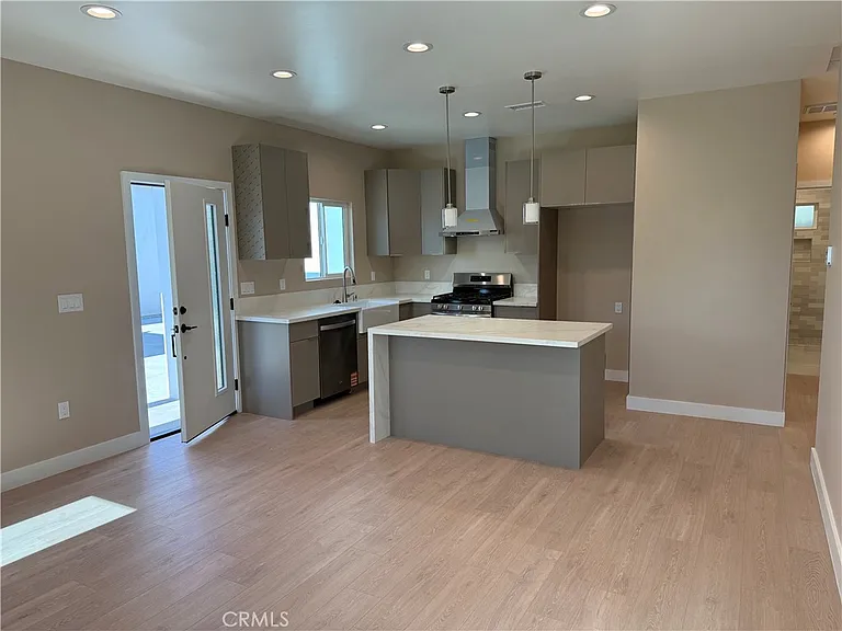 1072 N Vinedo Ave — Photo 4