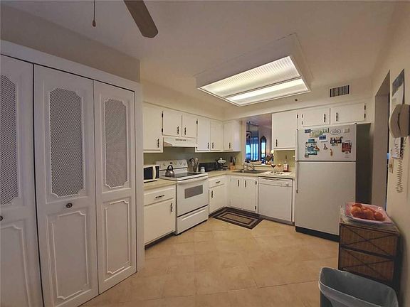 4th image of 4550 NW 18th Avenue #606