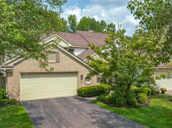 7277 Simsbury Dr, West Bloomfield, MI 48322