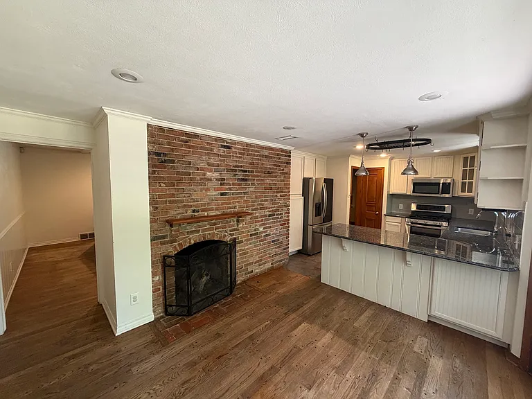 6452 E Lovers Ln — Photo 3