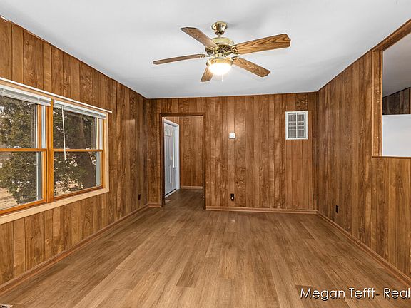 3rd image of 16078 Northland Dr NE
