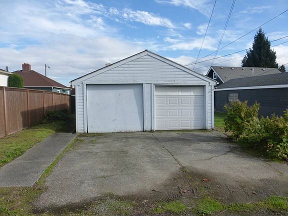 2nd image of 4828 N Pearl St