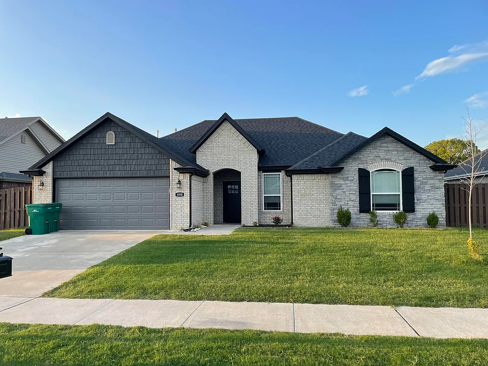 890 Lakeview Dr