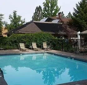 Waters Edge Apartments — Photo 8