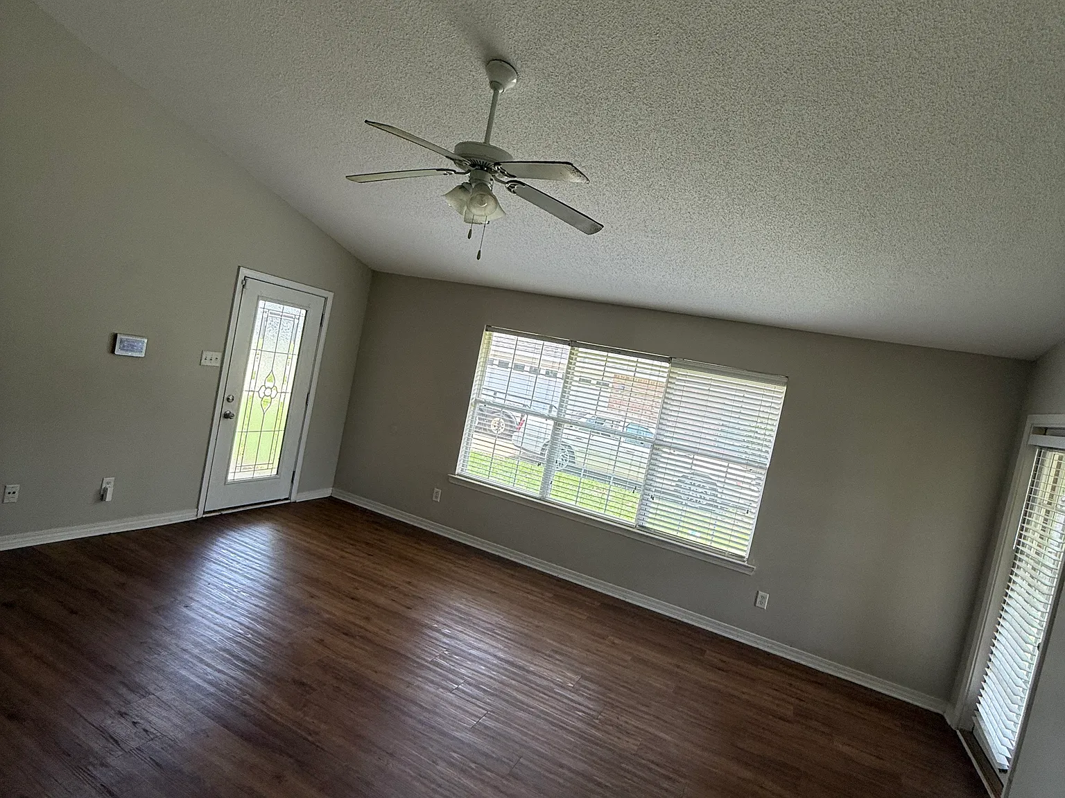 3 bed, 1402 sqft, $1,850 — Photo 4