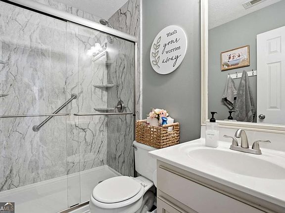 5th image of 378 Baugh St