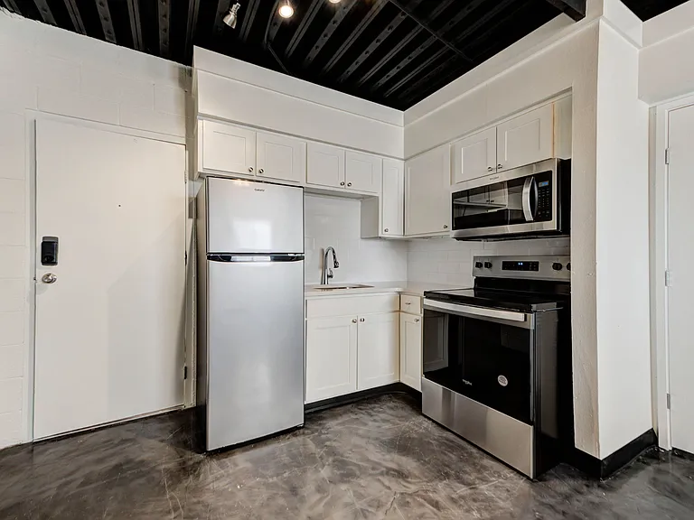 1325 W Lindsey St — Photo 10