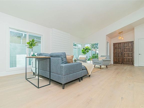 5th image of 1148 N Poinsettia Ave