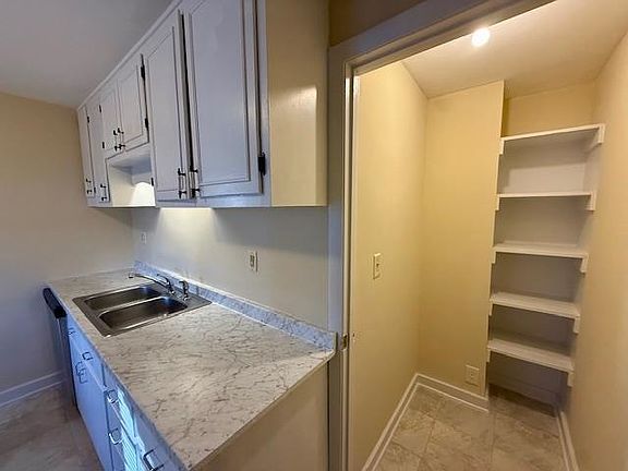 4th image of 1127 W Johnson St
