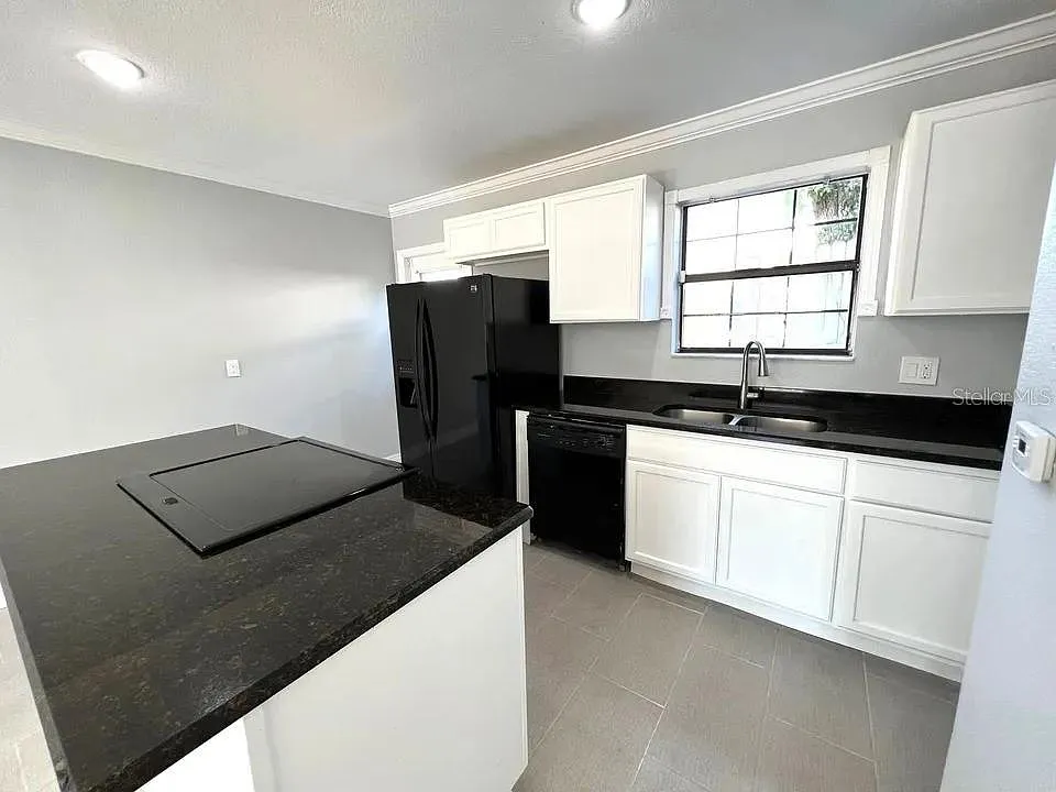 Building Photo - 453 Hemlock St