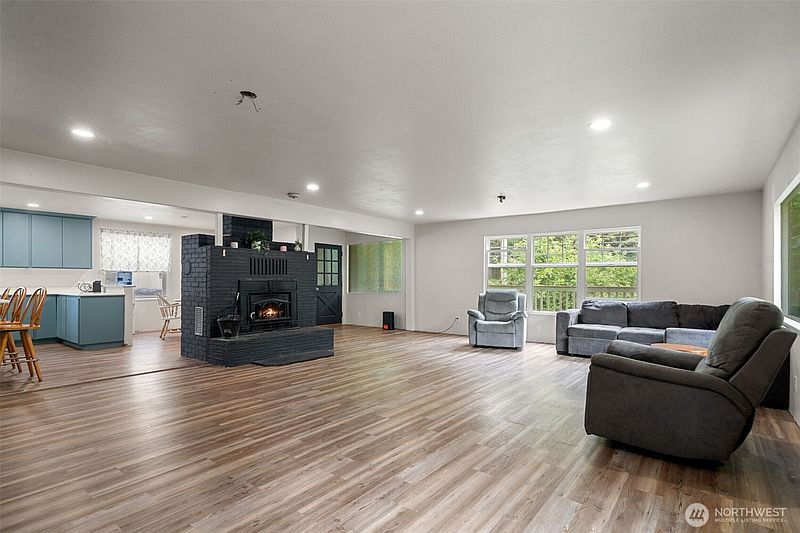 5th image of 543 E Hazel Street