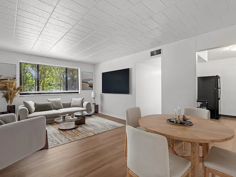Edgewood Court Apartments — Photo 1