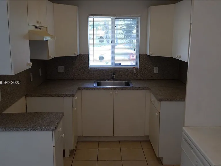 13950 NE 2nd Ave #11A — Photo 1
