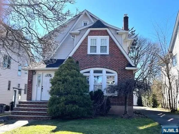 246 Cherry Ln, Teaneck, NJ 07666