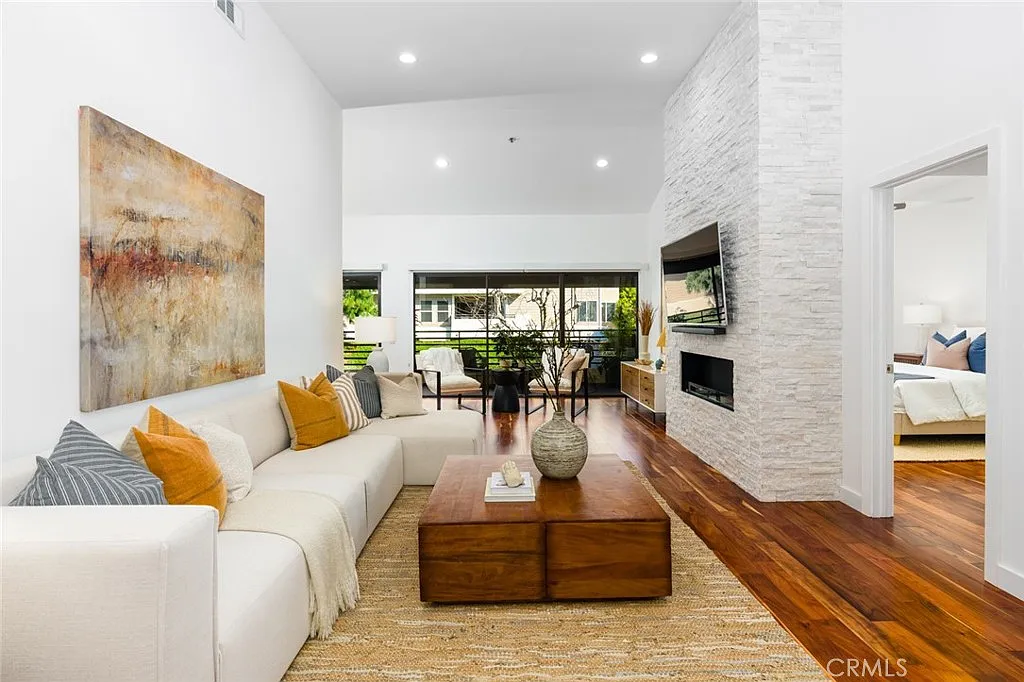 2 bed, 1735 sqft, $6,750 — Photo 3