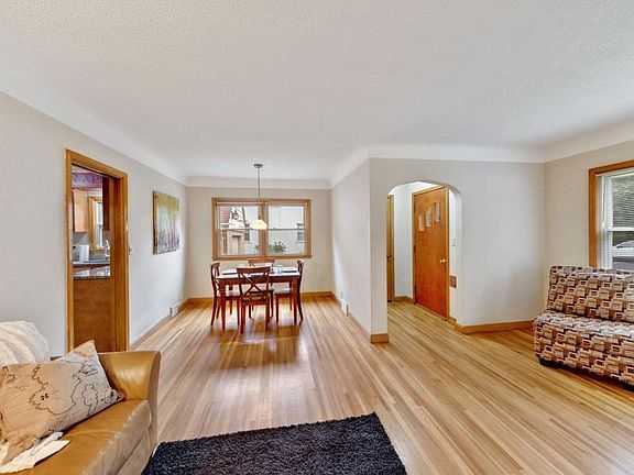 3rd image of 133 Richmond St E