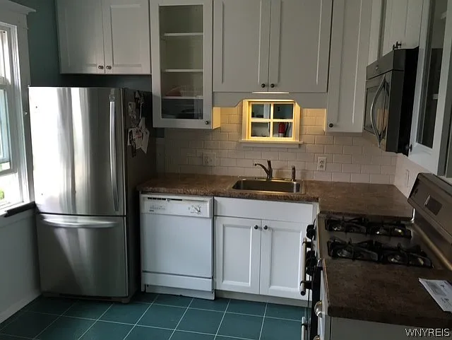 3 bed, 1.0 bath, 1227 sqft, $1,900 — Photo 2