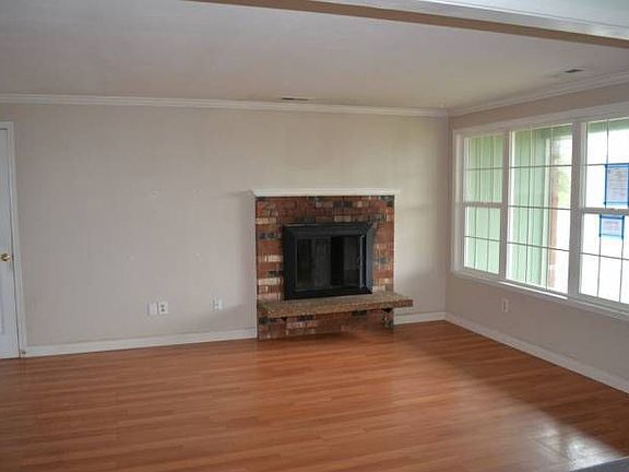 Living room w/ fireplace
