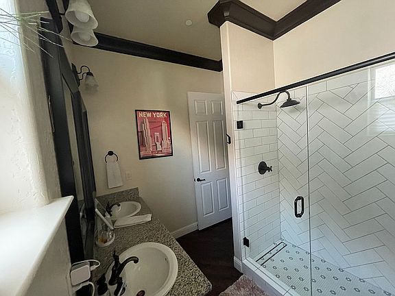 Double sinks
in 2nd bath 