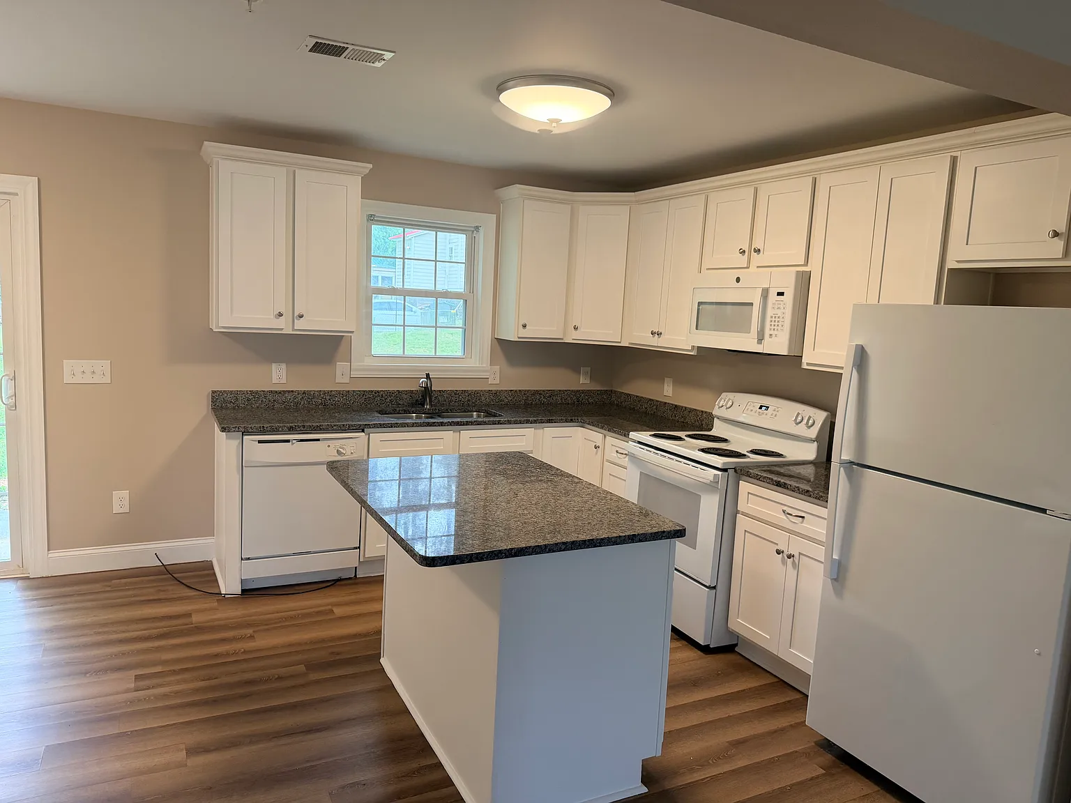 3 bed, 2.5 bath, 1203 sqft, $1,625 — Photo 2