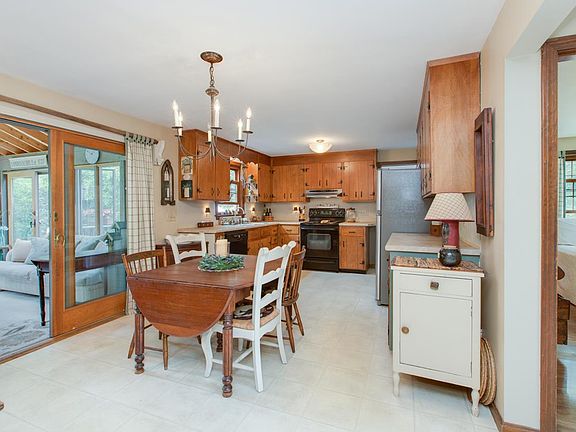 3rd image of 10 Beech Hill Dr