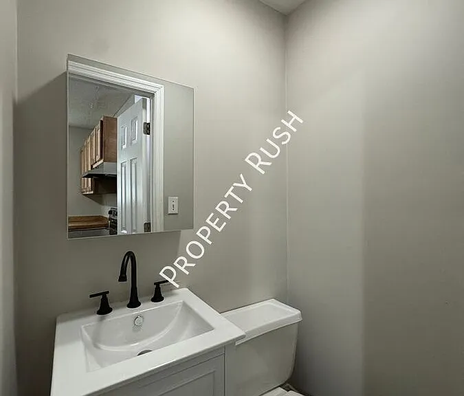 6303 Walden Ave #B — Photo 9