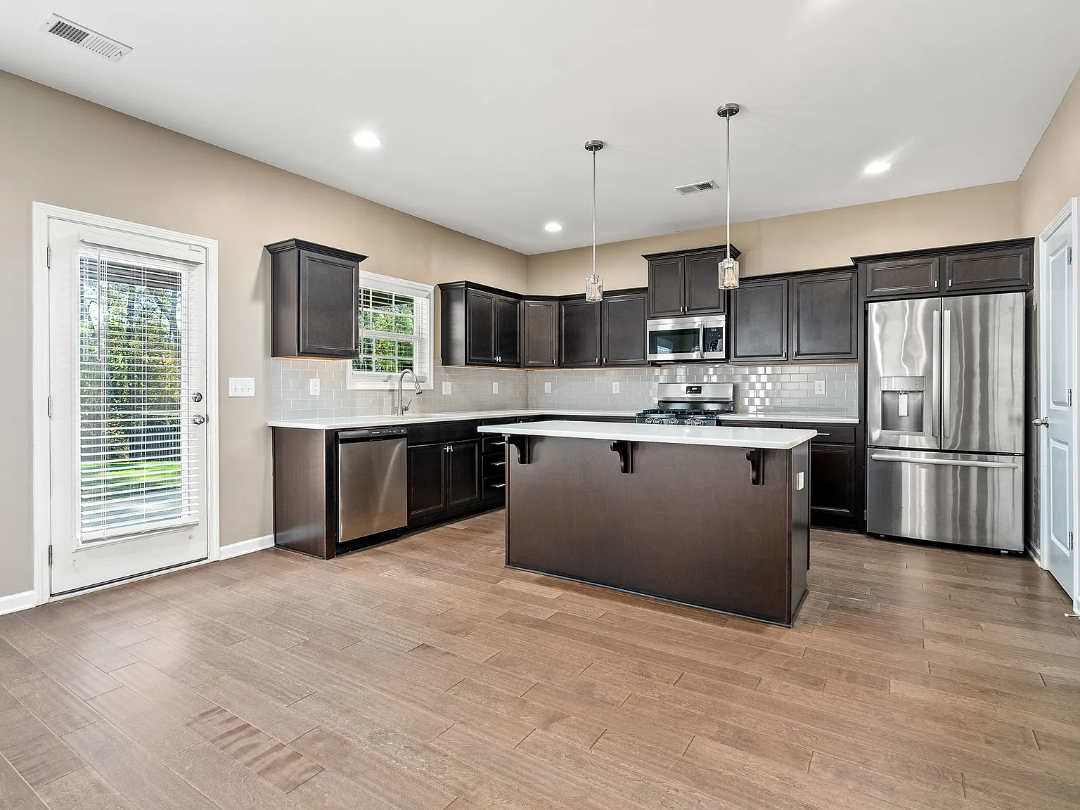 4 bed, 2.5 bath, 2710 sqft, $2,800 — Photo 4