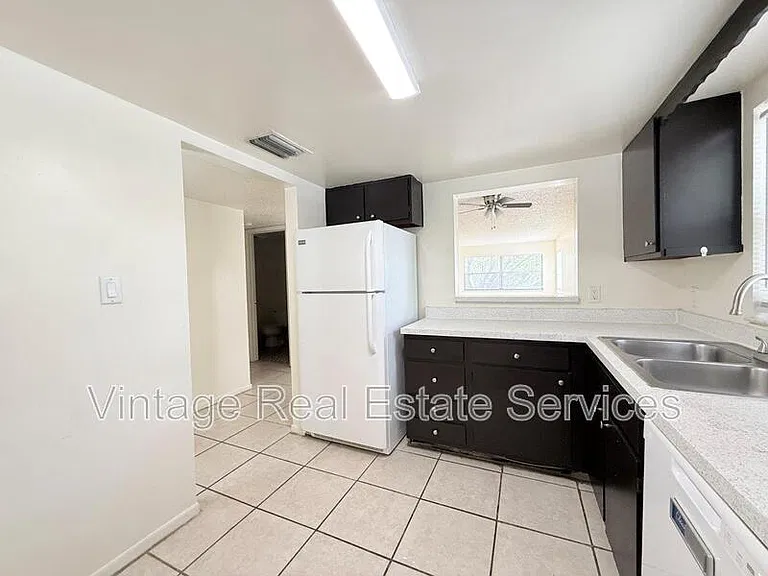 Whitehall Garden Apartments — Photo 21