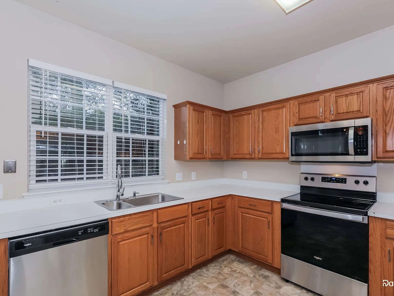 3 bed, 2.5 bath, 1974 sqft, $2,385 — Photo 4