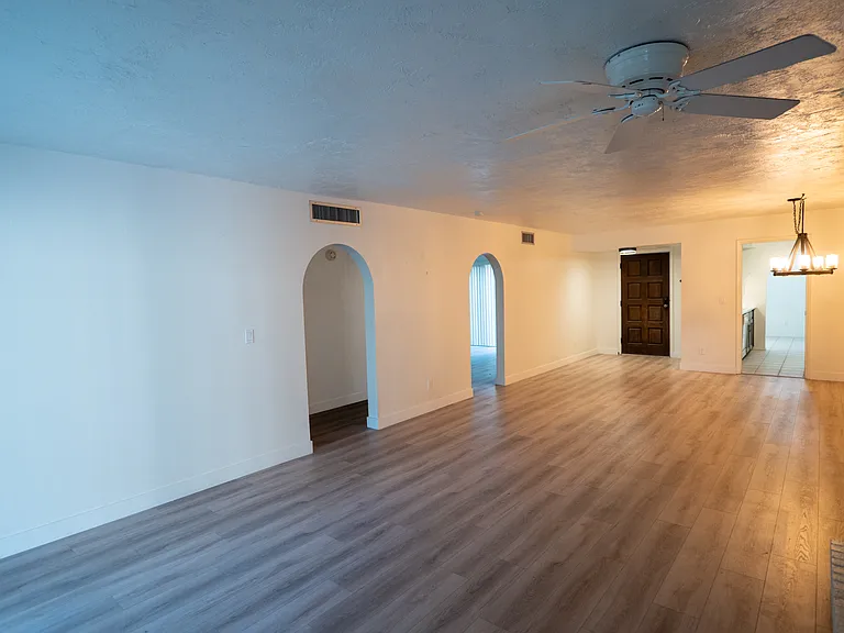 558 N Dodge Blvd — Photo 4
