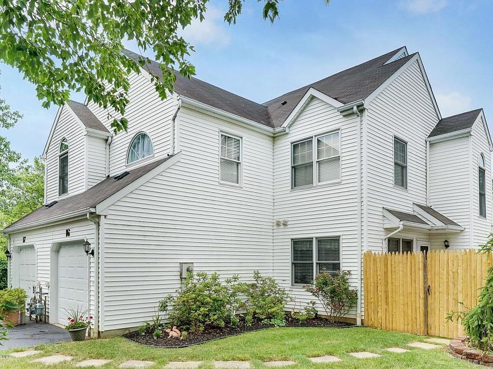 1st image of 16 Alcott Ct
