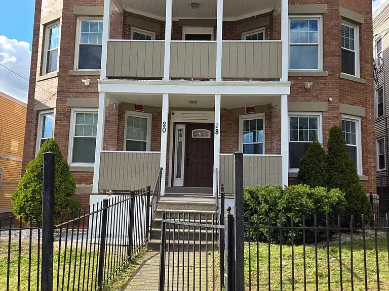 20 Hamilton St #2W — Photo 11