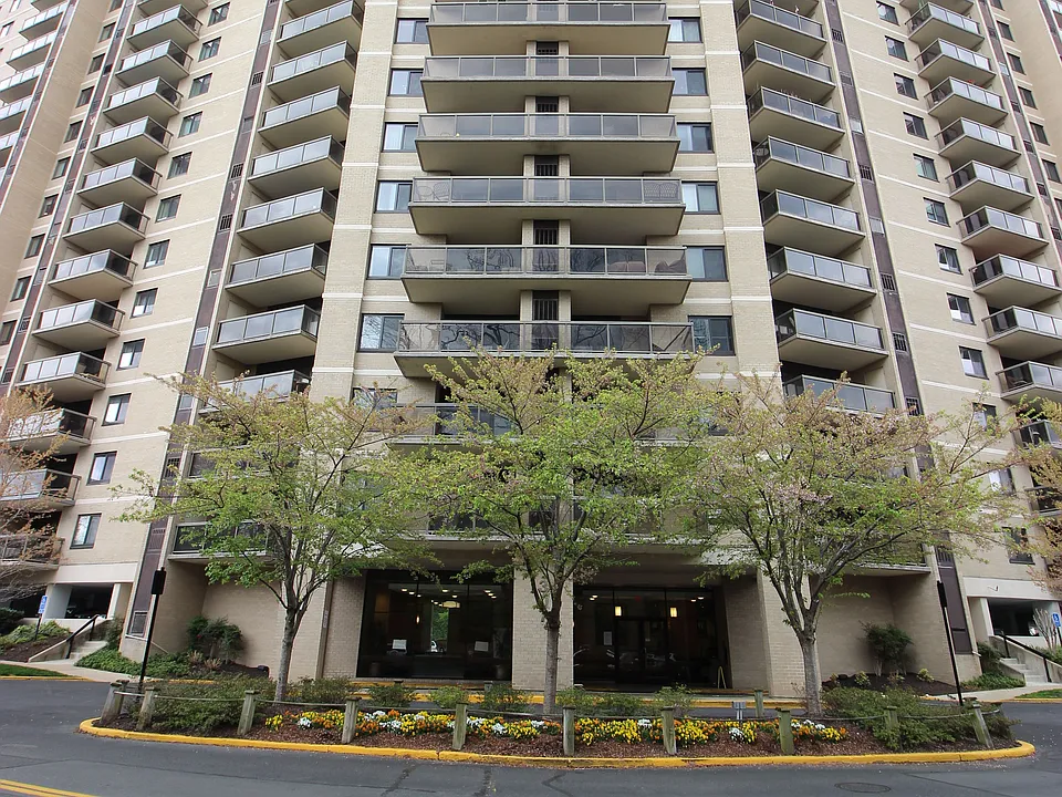 307 Yoakum Pkwy #1701