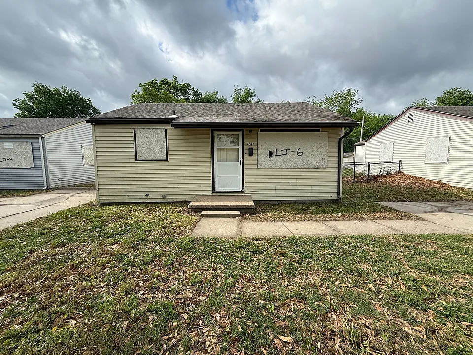 1611 E Arnold St