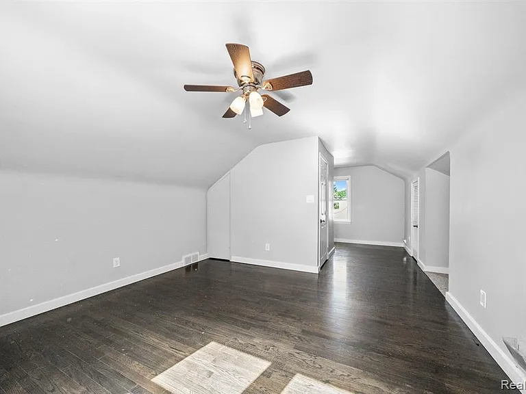2420 Harwood Ave — Photo 7