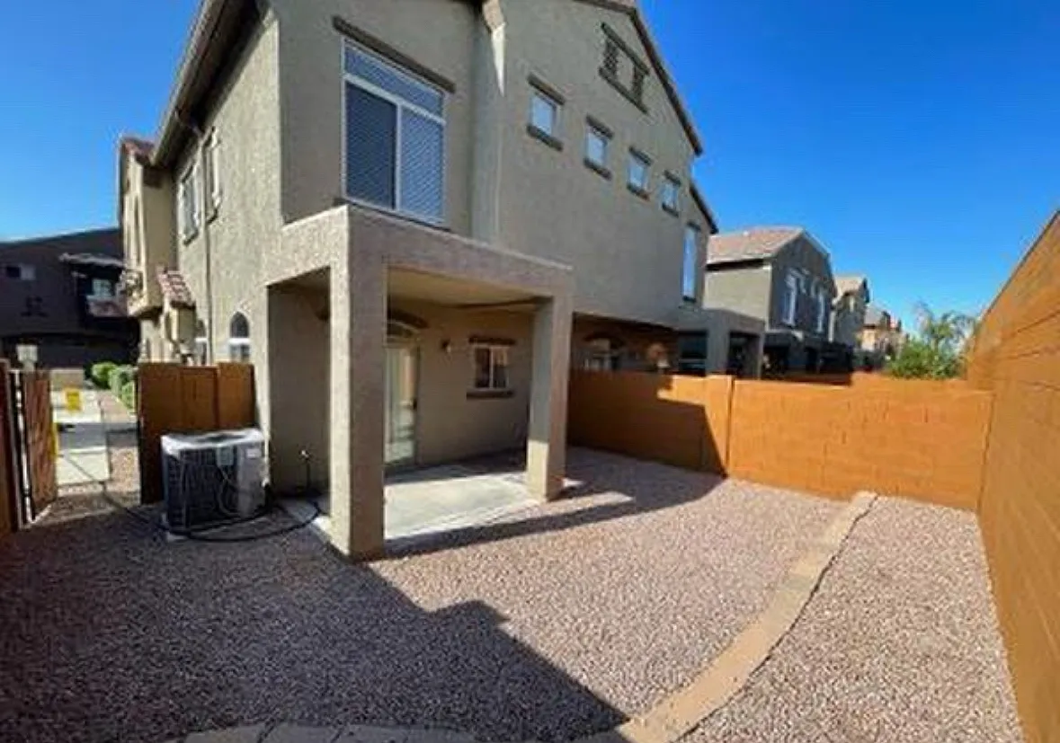 3 bed, 2.5 bath, 1439 sqft, $2,225 — Photo 2