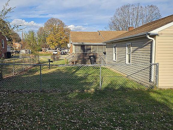 4th image of 3853 Thompsons Ln