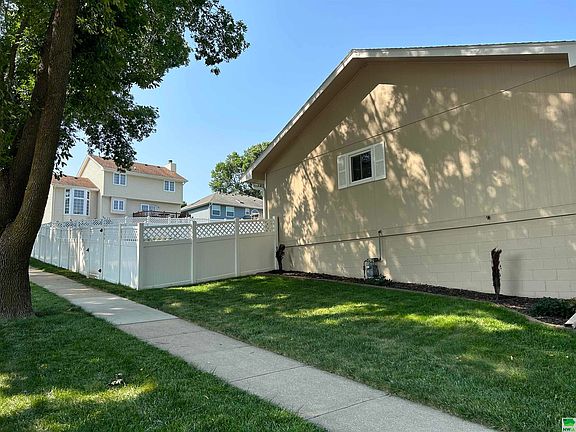 3rd image of 2332 Pueblo Dr
