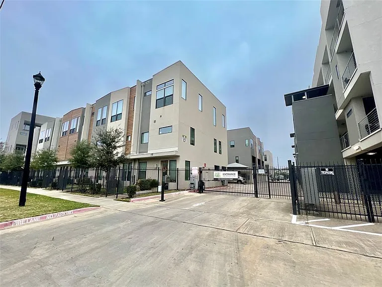 2401 Crawford St #B109 — Photo 2