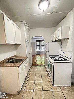 1st image of 177 Thompson St APT 3