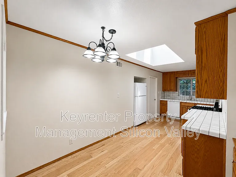 1114 Lynn Way — Photo 3