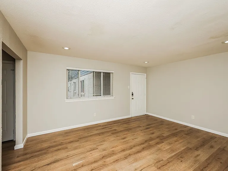 Reiger Park Apartments — Photo 12