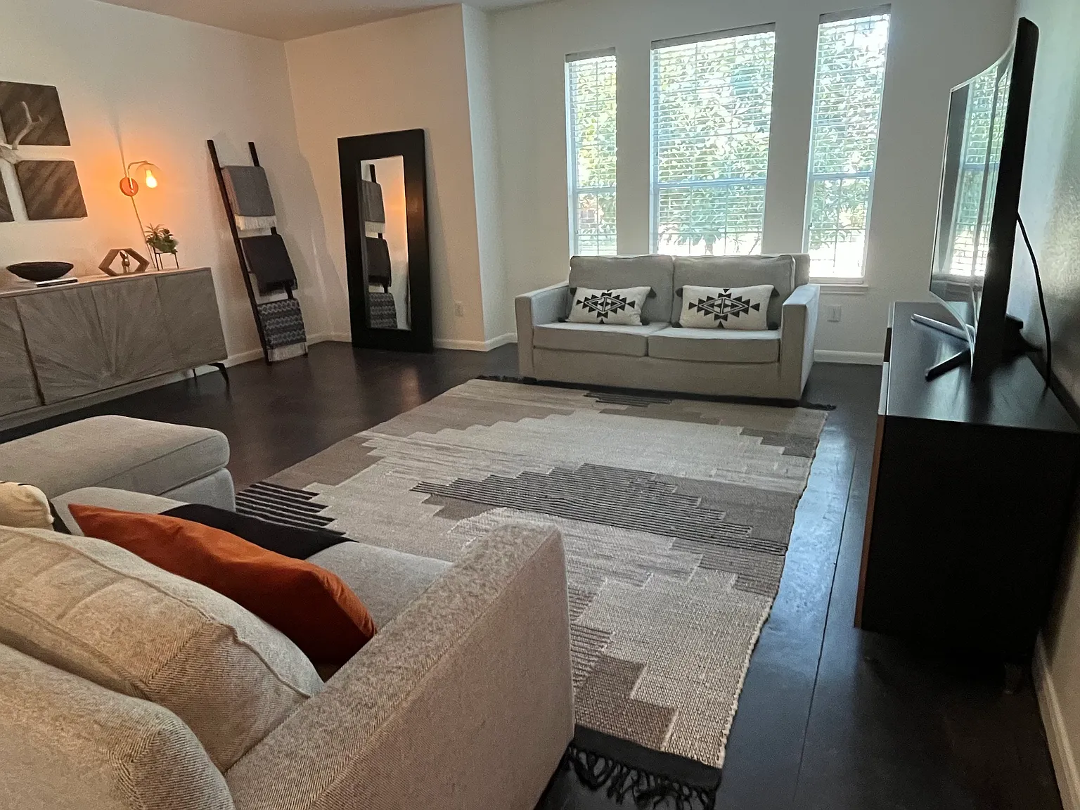 3 bed, 2.5 bath, 1678 sqft, $3,600 — Photo 3