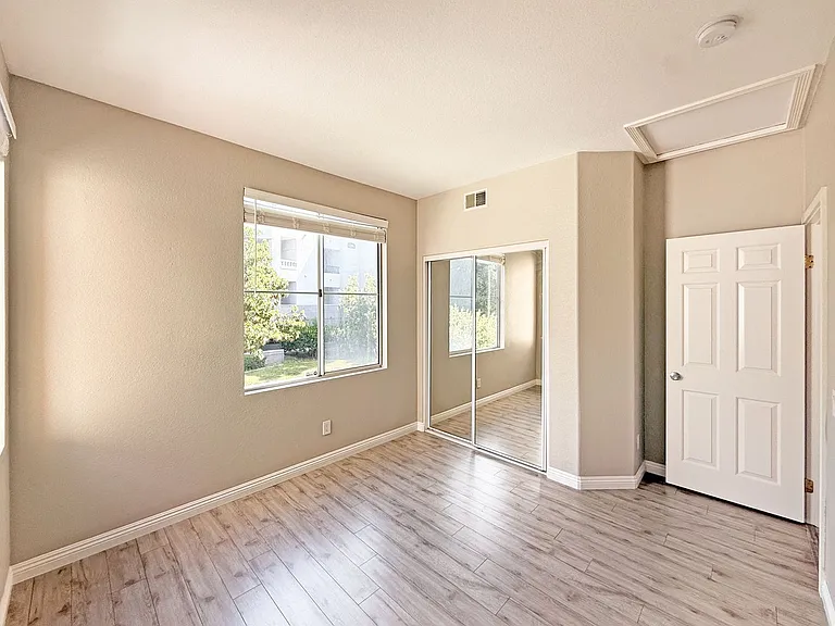 5423 Renaissance Ave — Photo 12