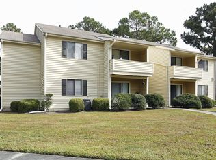 300 Village Dr #M8, Jacksonville, NC 28546