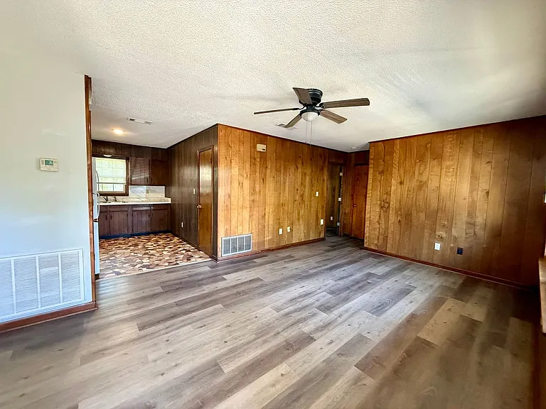 819 W Matthews Ave — Photo 2