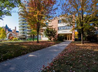 50 Walmer Rd #207, Toronto, ON M5R 2X4
