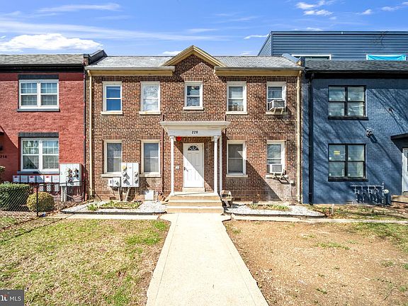 2nd image of 220 21st St NE